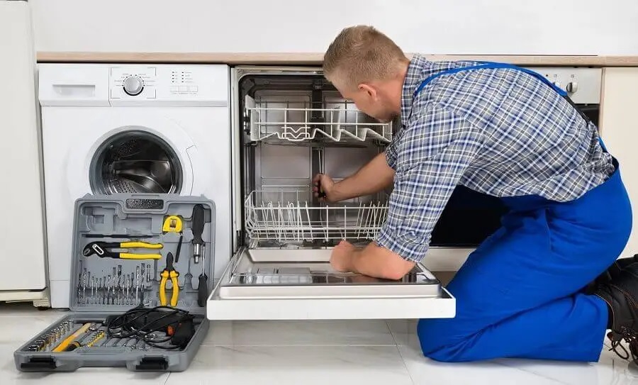 Gölcük Midea servisi teknisyen ekibi beyaz eşya tamiri yaparken